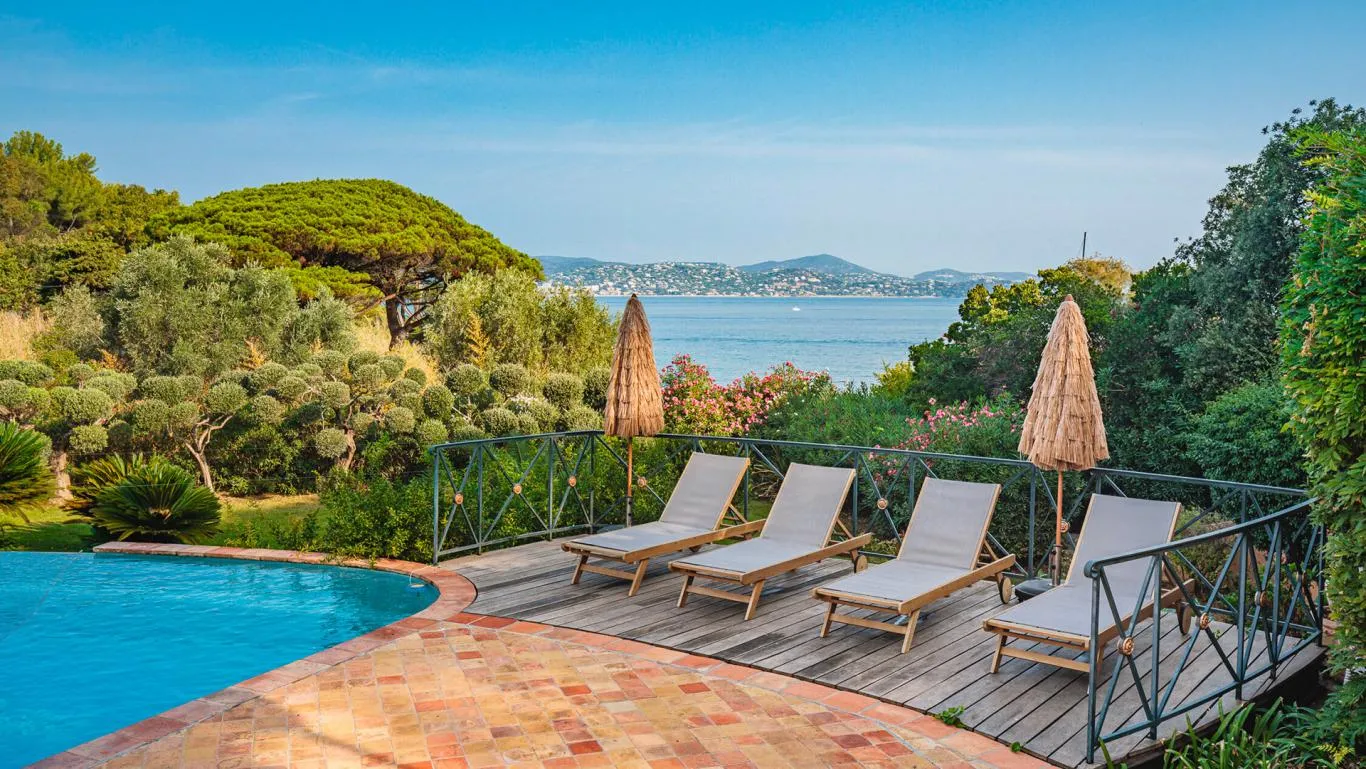 Luxury villa rental and accommodation