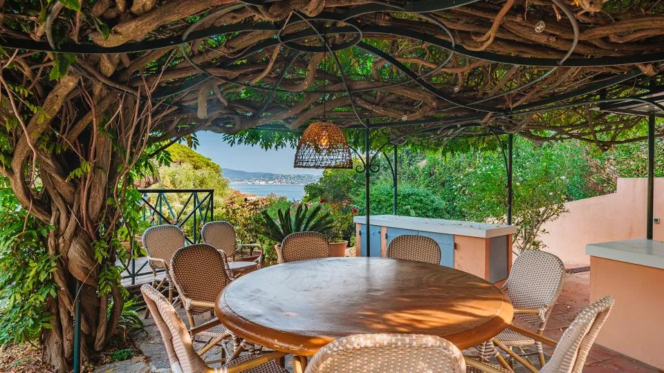 Luxury villa rental and accommodation